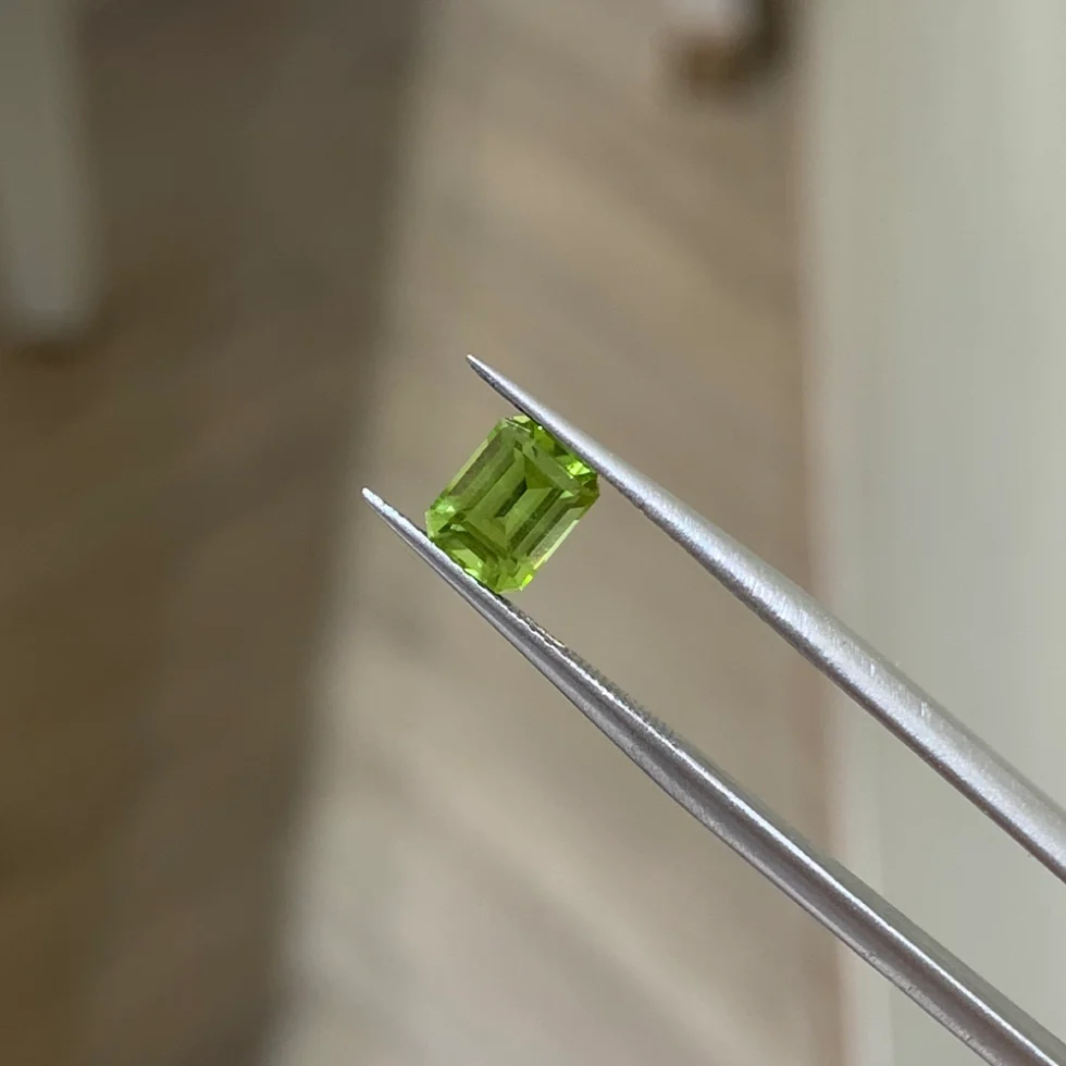 peridot emerald 0 9 ct 4