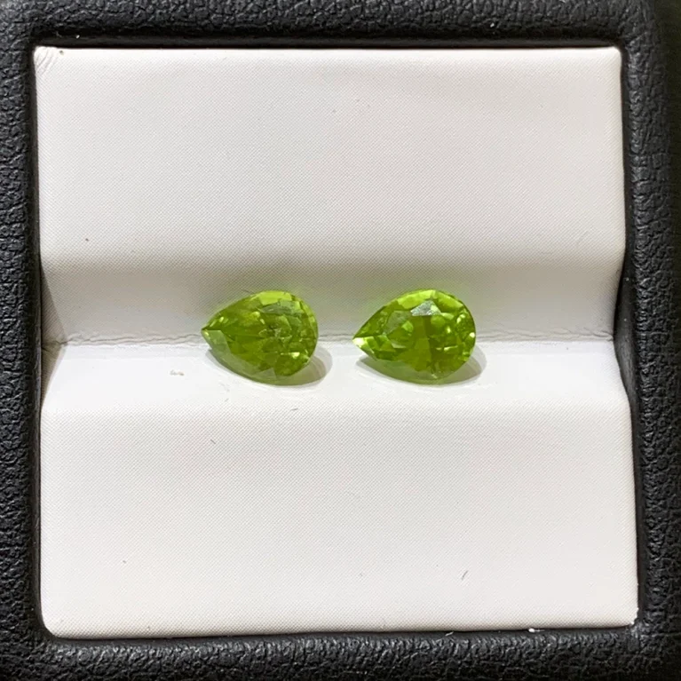 Đá Peridot Pear 1.85ct 2 viên