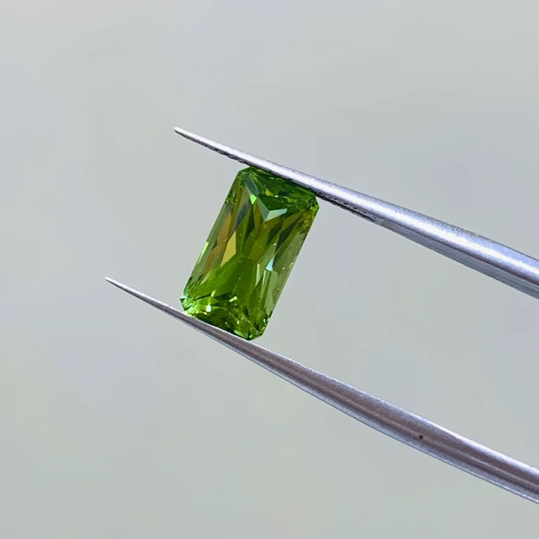 Đá Peridot Radiant 3.2ct