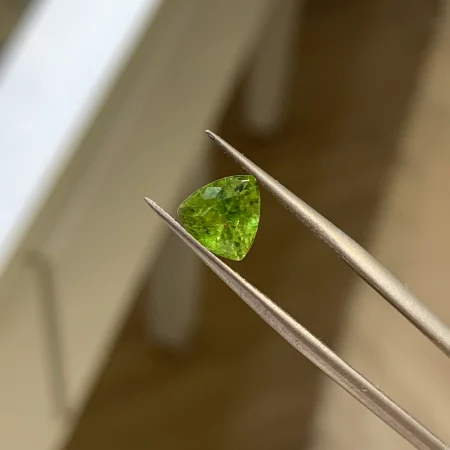 Đá Peridot Trilliant 1.55ct