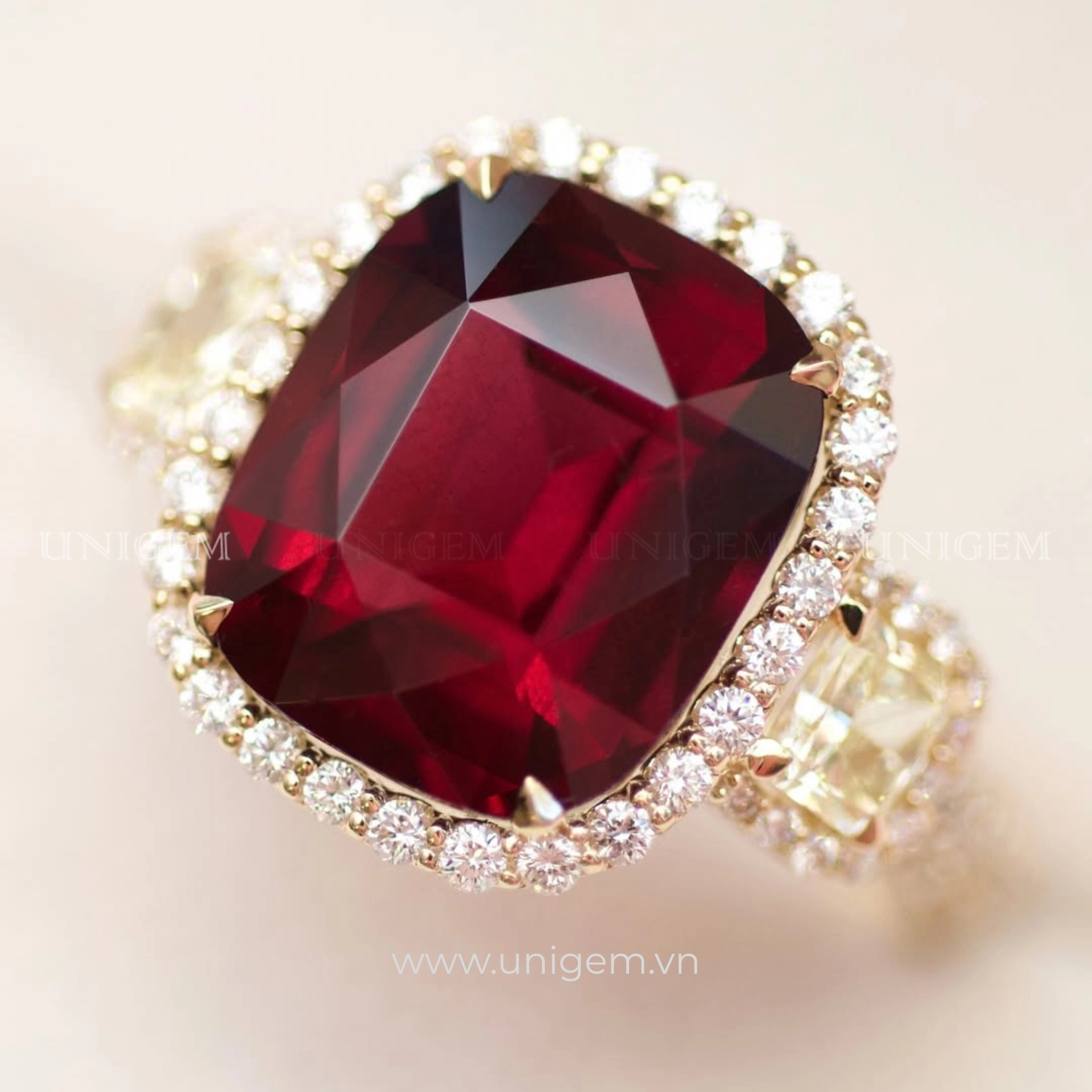 Garnet Viên đá sinh của tháng 1 - khởi đầu mạnh mẽ và thành công bền vững cho năm mới 2026 2 nhan da garnet thien nhien unigem thiet ke