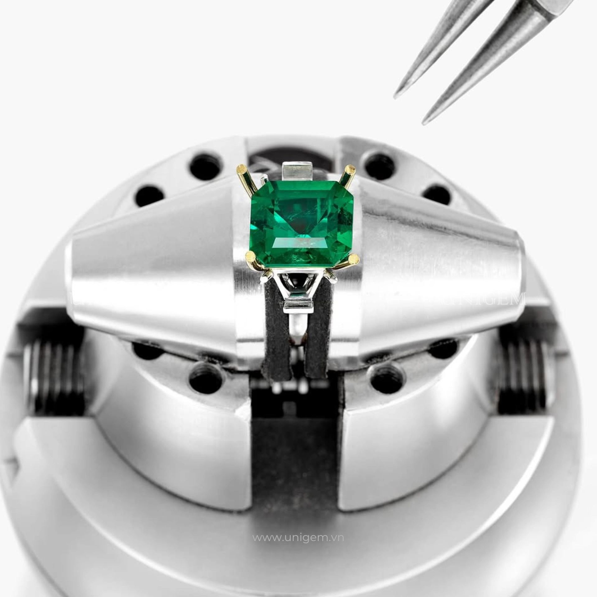 Quy trình chế tác nhẫn Emerald (Ngọc Lục Bảo) tại Unigem. Để viên đá thực sự tỏa sáng, quy trình chế tác rất quan trọng 4 che tac nhan emerald ngoc luc bao unigem 4